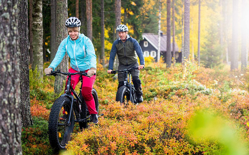 A couple mountain biking in Bomba.