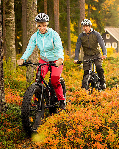 A couple mountain biking in Bomba.