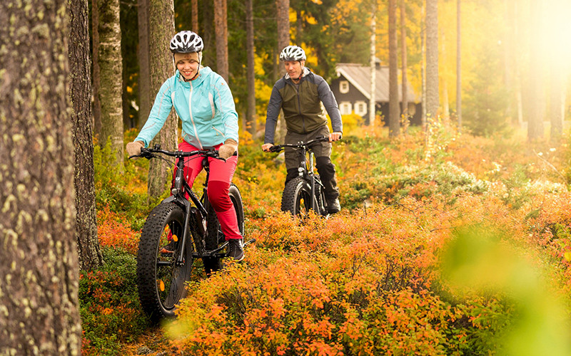 A couple mountain biking in Bomba.