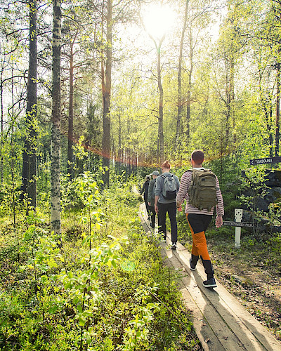 A group of friends hiking towards Bomba Tsasouna.