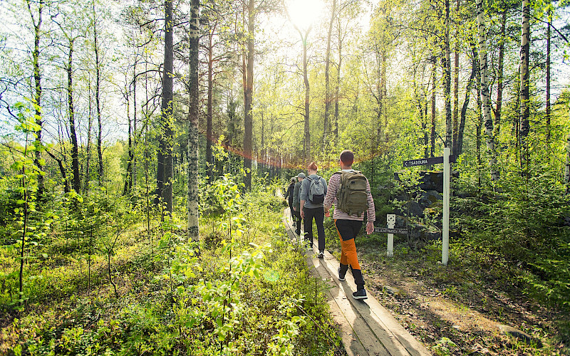 A group of friends hiking towards Bomba Tsasouna.