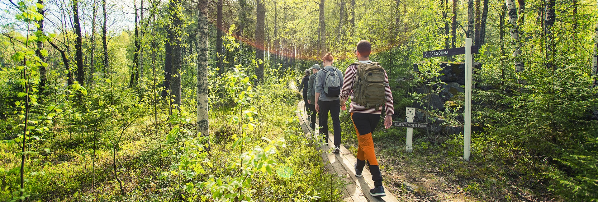 A group of friends hiking towards Bomba Tsasouna.