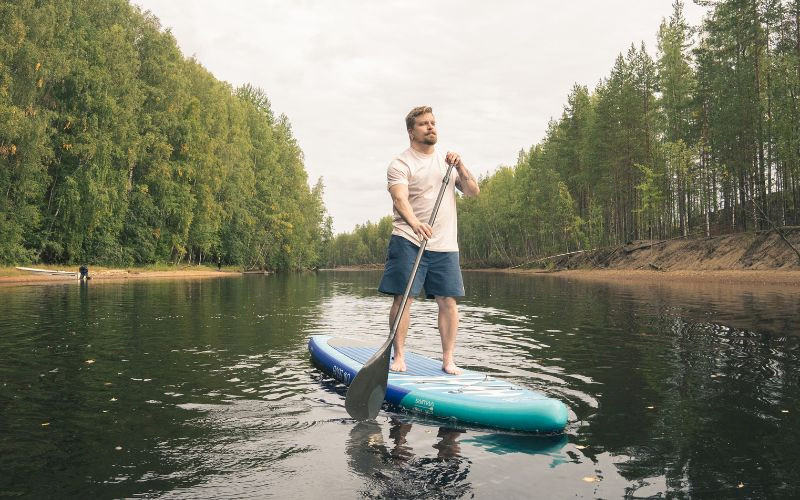 Bomba Safaris suppaillen järven laineilla