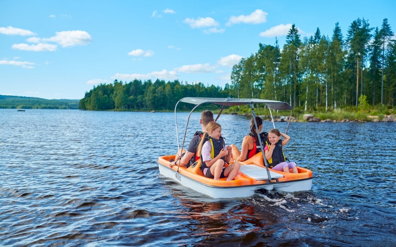 Perhe polkuveneilemässä