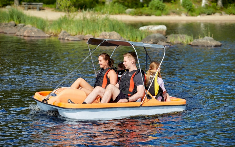 A family on a pedal boat trip on lake Pielinen