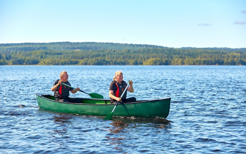 A couple on a canoe on lake Pielinen