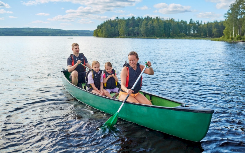 A family on a canoe trip on lake Pielinen