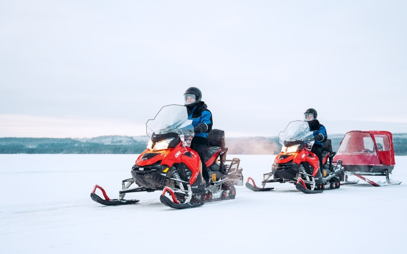 Bomba Safaris hämärän hetken moottorikelkkasafari 2h